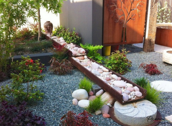 Taman dengan Hiasan Kerikil Bergambar